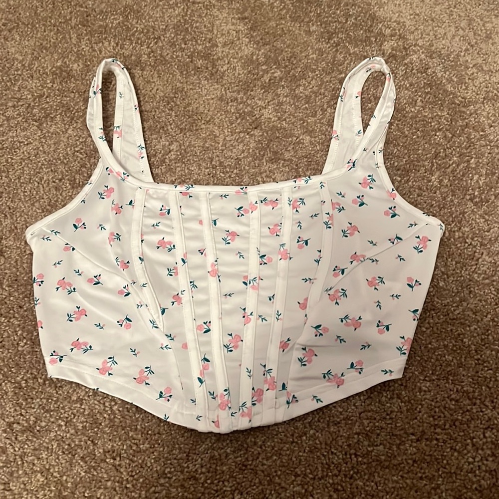 Floral and ridged cropped tank!